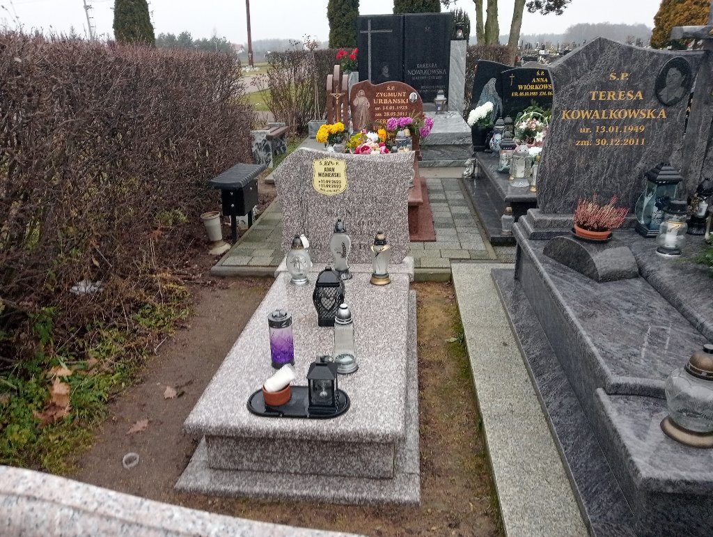 Grób Adam Wiśniewski
